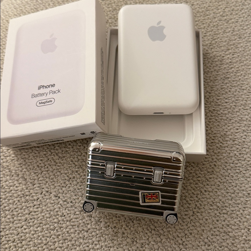 ❌SOLD❌Bundle - MagSafe battery,  AirPod pro plus case